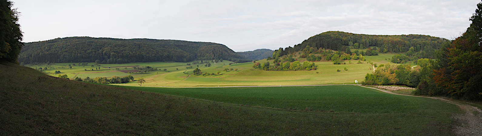 Blick auf den Wasserberg (Bildmitte Hintergrund)