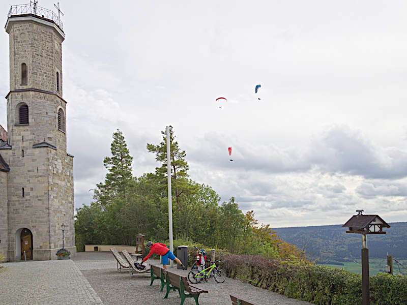Gleitschirmflieger über dem Dreifaltigkeitsberg